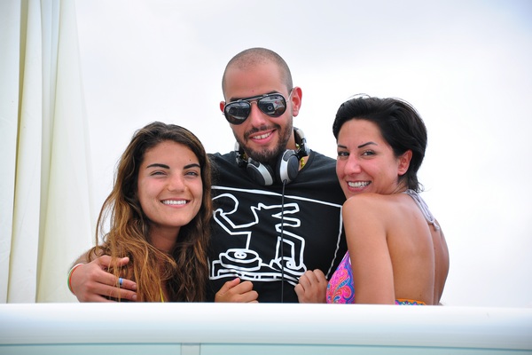Publicity Sea The World In Colors